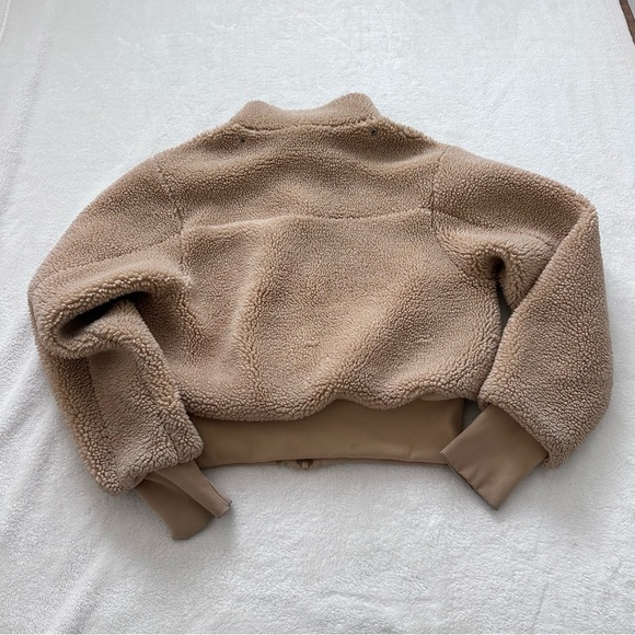 Alo Yoga Foxy Sherpa Jacket in Camel Size Small - Picture 6 of 12